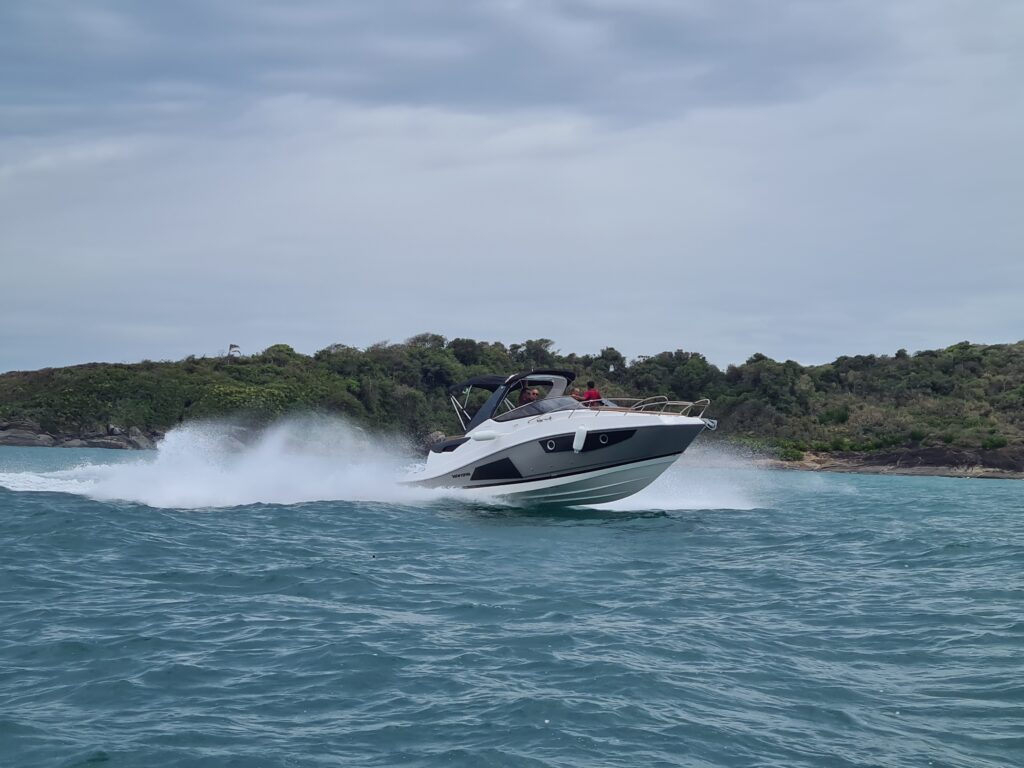 Lancha Ventura 300 no mar com ondas