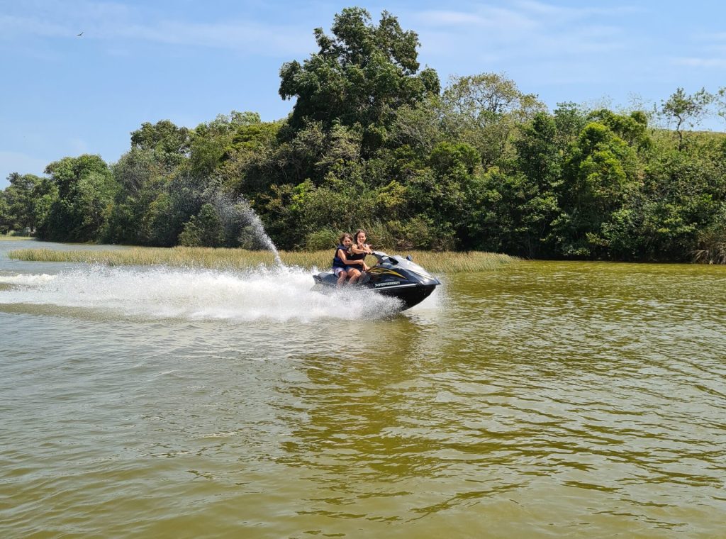 Jet ski Yamaha VX 110 navegando em uma lagoa