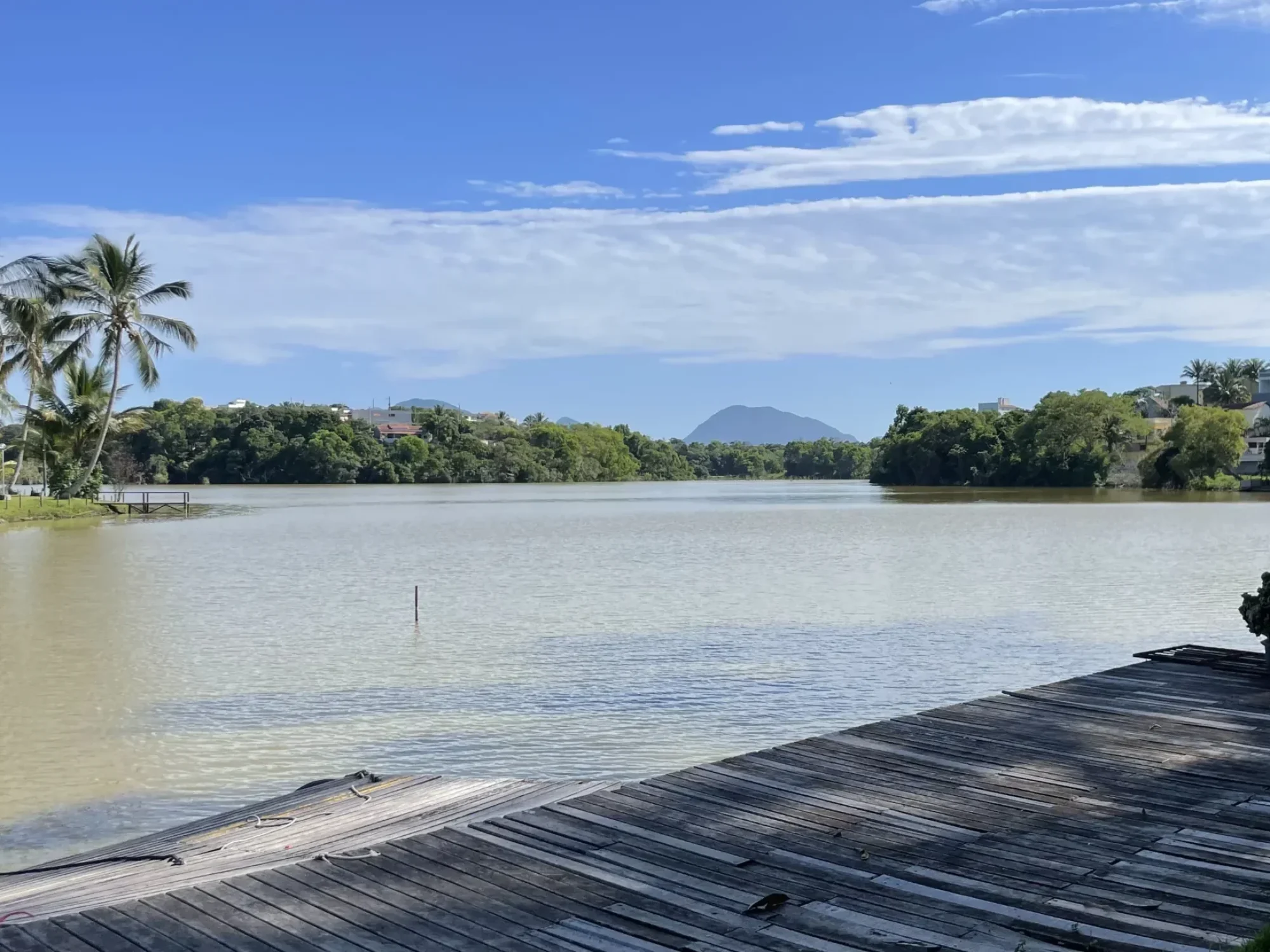 Cais da Escola Náutica com vista para a lagoa